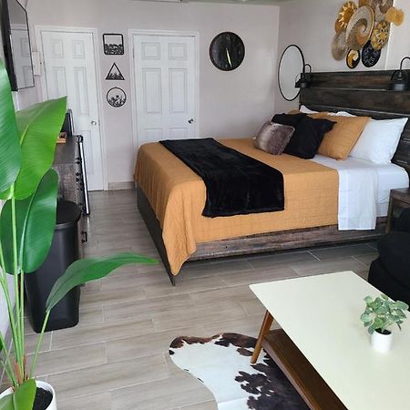 Modern Studio Retreat With King Bed - Cozy Comfort Pahokee Eksteriør billede