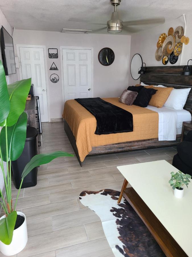 Modern Studio Retreat With King Bed - Cozy Comfort Pahokee Eksteriør billede