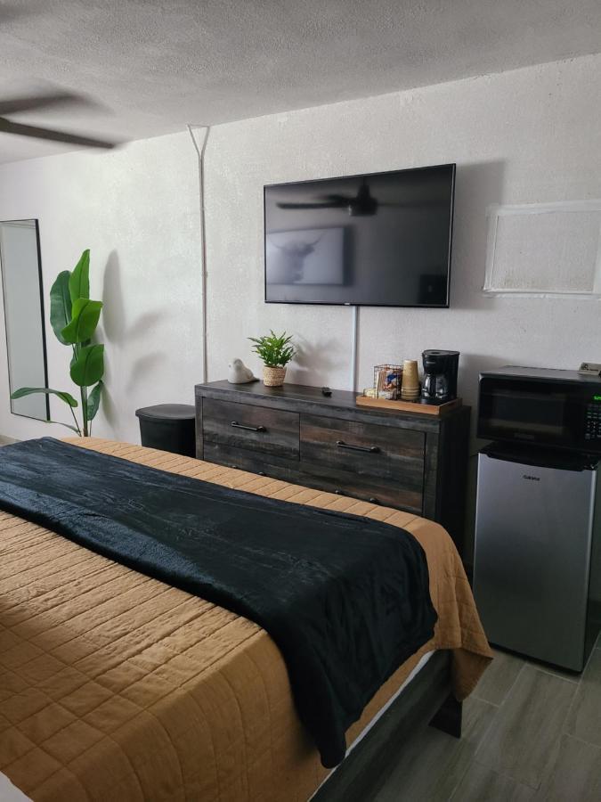 Modern Studio Retreat With King Bed - Cozy Comfort Pahokee Eksteriør billede