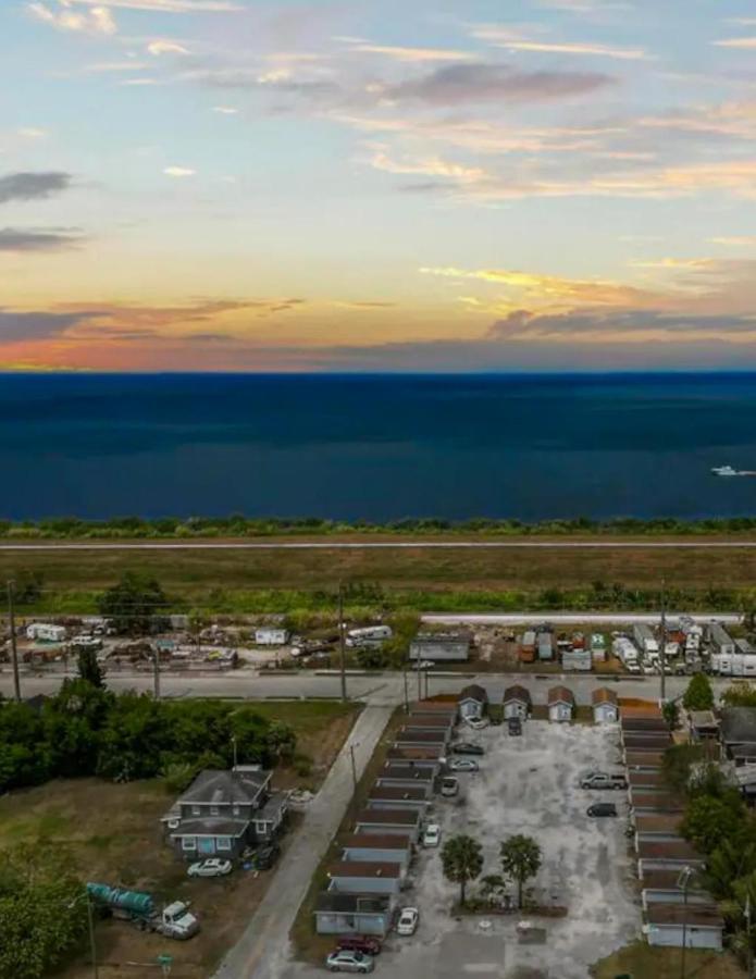 Modern Studio Retreat With King Bed - Cozy Comfort Pahokee Eksteriør billede