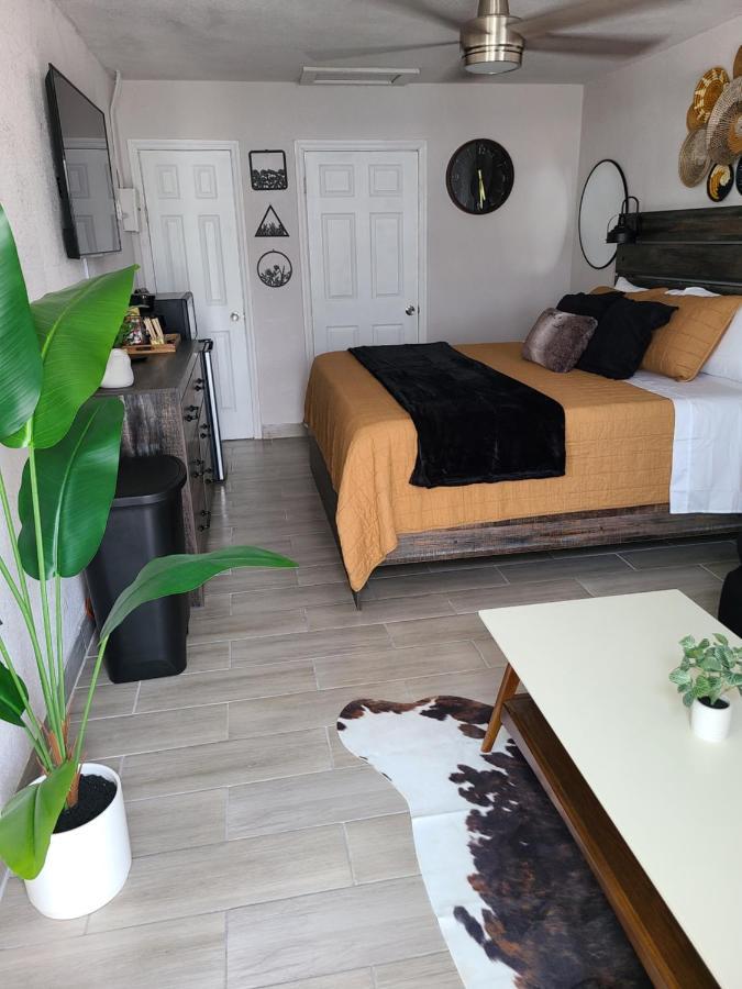 Modern Studio Retreat With King Bed - Cozy Comfort Pahokee Eksteriør billede